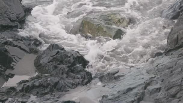 Μεγάλα κύματα πέφτουν πάνω σε βραχώδη πλαγιά. — Αρχείο Βίντεο