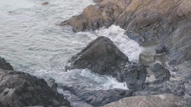 Velké vlny narážející do skalnatého útesu v parku — Stock video