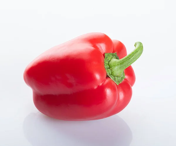 Mooie Jonge Rode Paprika Met Een Groene Tak Een Witte — Stockfoto