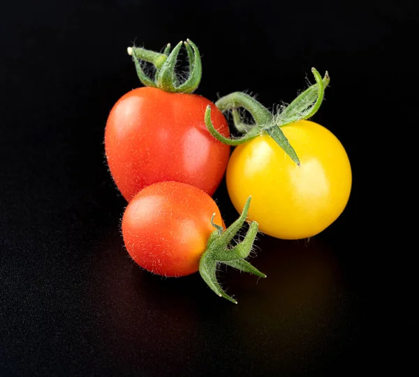 Tomate Cereja Amarelo Bonito Fresco Novo Dois Tomates Cereja Vermelhos — Fotografia de Stock