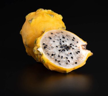 Tüm pitahaya ve yarım pitahaya siyah arka planda izole