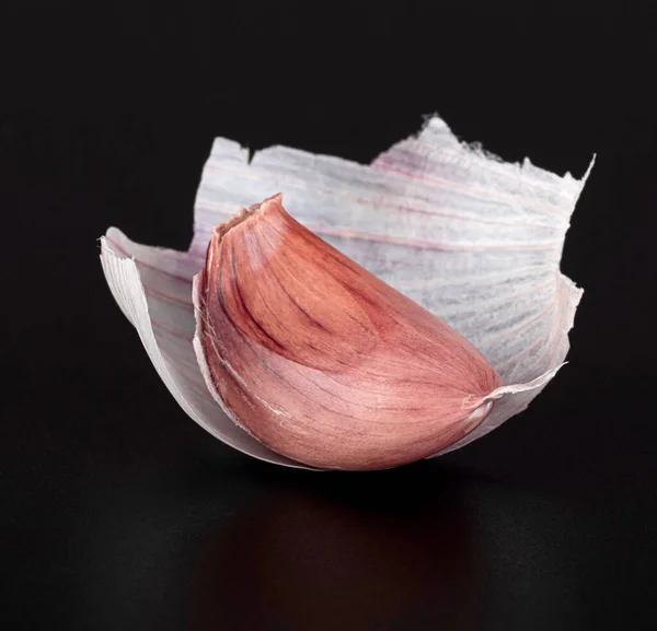 Clove Young Fresh Garlic Pink Husk Glossy Black Background Reflection — Stock Photo, Image