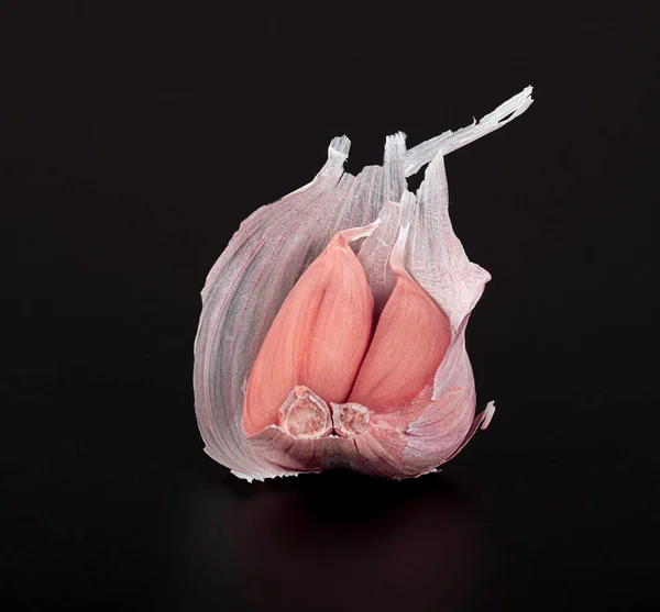 Clove Young Fresh Garlic Pink Husk Glossy Black Background Reflection — Stock Photo, Image