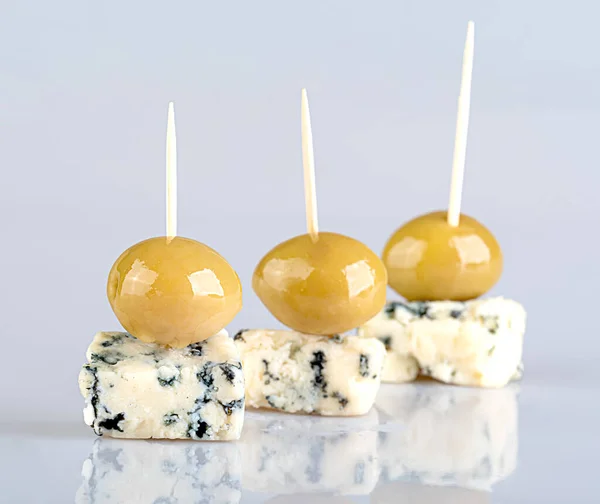 Skořápky Modrého Sýra Gorgonzola Roquefort Stilton Danablouin Velkou Zelenou Olivou — Stock fotografie