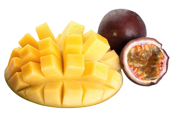 Κομμένο Μάνγκο Ολόκληρο Και Μισό Φρούτο Του Πάθους Απομονωμένο Λευκό — Φωτογραφία Αρχείου