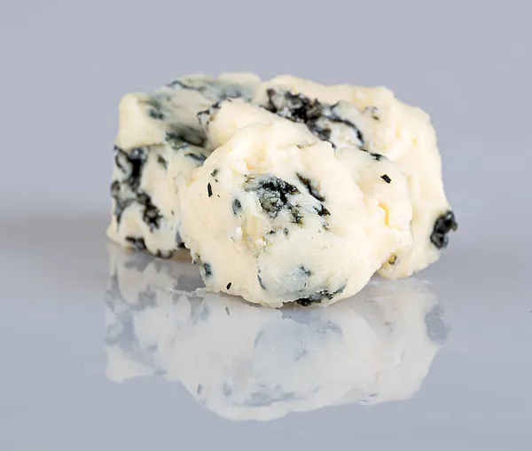 Sýr Modrou Plísní Izolovaný Bílém Pozadí Odrazem Detailní Záběr Makro — Stock fotografie