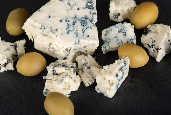 青カビと美しい質感の黒の背景に大きな緑のオリーブチーズ トップ表示 — ストック写真