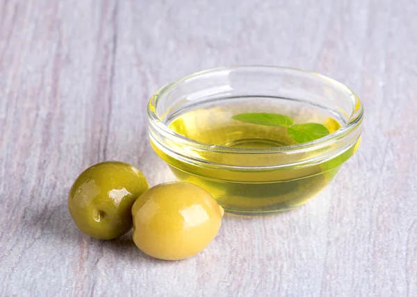 Cuenco Vidrio Con Aceite Oliva Aceitunas Sobre Fondo Madera Claro — Foto de Stock