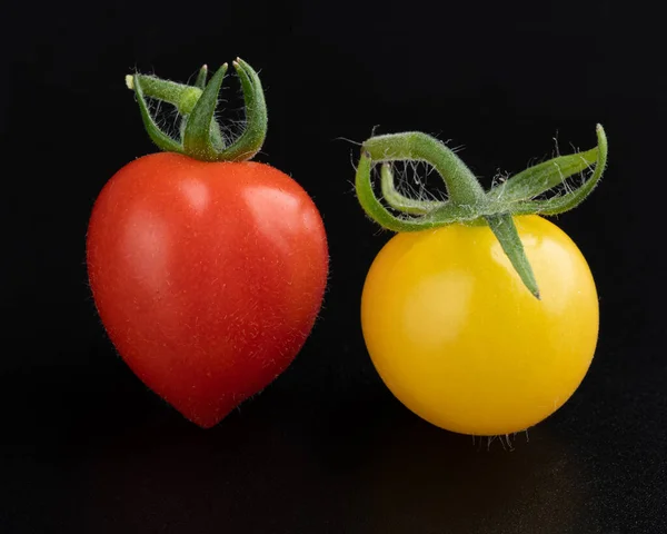 红色和黄色的年轻漂亮的樱桃西红柿 背景是黑色的 — 图库照片