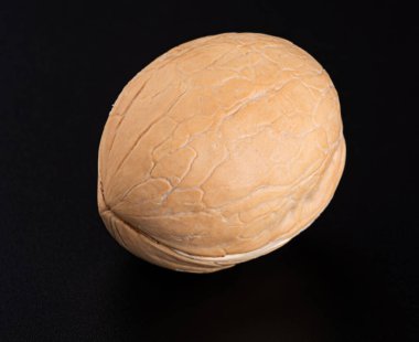 Siyah bir arka planda izole edilmiş kabuklu bir fındık.