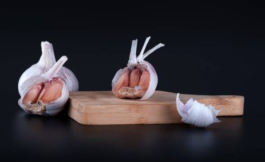 Sarımsak siyah bir arkaplanda yansımayla izole edilmiş.