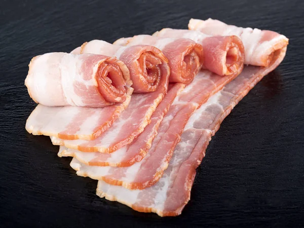 Bacon Tekercs Egy Fekete Vágódeszkán — Stock Fotó