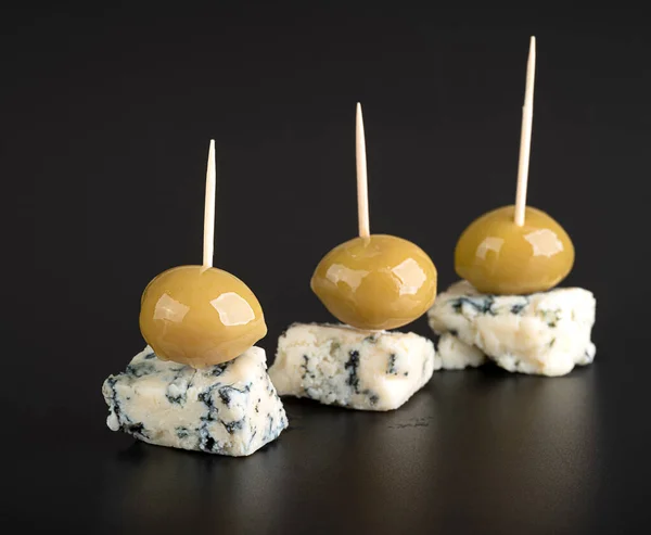 Cheese Canapes Blue Mold Large Green Olives Black Slate — Stock fotografie