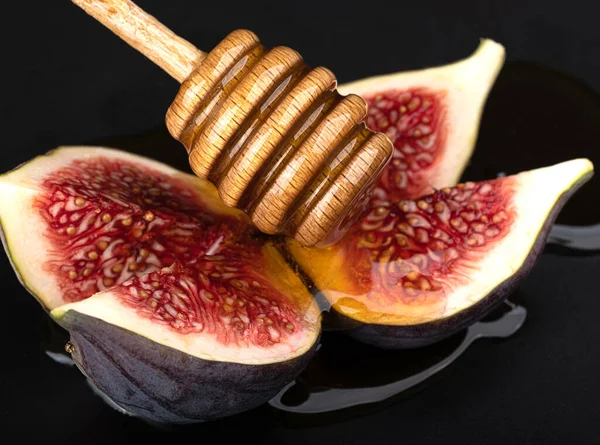 Cut Figs Poured Honey Wooden Spoon Honey Black Background Close — стоковое фото