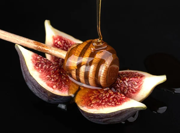 Honey Pouring Sliced Figs — стоковое фото