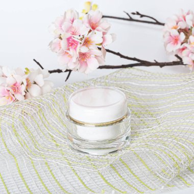 Kiraz çiçekli krema kavanozu. Etiket için bir yer. Düz Yatay.