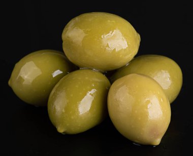 Siyah arkaplanda izole edilmiş zeytinler