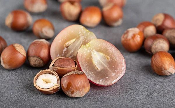 Dilimlenmiş üzüm ve fındık. Bulanık arkaplan