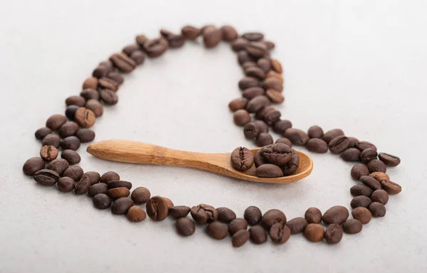 コーヒー豆と木製のスプーンでコーヒー豆の心 ぼやけた背景 ストック画像