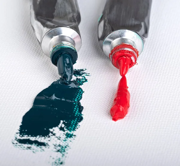 Zümrüt ve kırmızı boya tüplerden tuvale akar. Üst görünüm