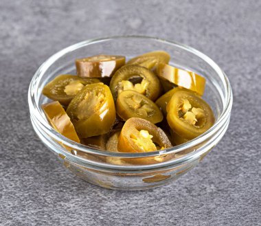 Gri arka planda iki yarım üzüm. Makro fotoğrafçılık. yakın plan.