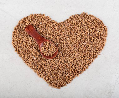 Karabuğday, güzel gri bir arka planda kalıba dökülmüş.