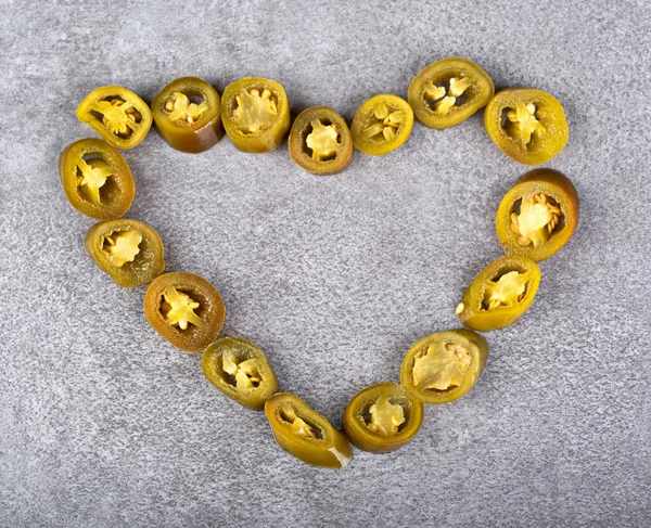 Kalp şeklinde hazırlanmış turşulu jalapeno biberi parçaları. Üst görünüm