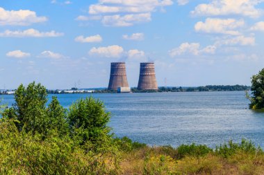 Enerhodar, Ukrayna 'daki Zaporizhia Nükleer Santralinin soğutma kuleleri