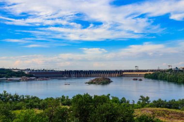 Zaporizhia, Ukrayna 'daki Dinyeper nehri üzerindeki Dinyeper Hidroelektrik İstasyonu.