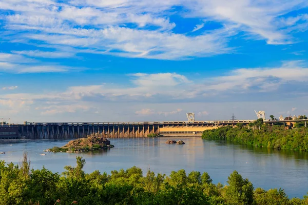 Zaporizhia, Ukrayna 'daki Dinyeper nehri üzerindeki Dinyeper Hidroelektrik İstasyonu.