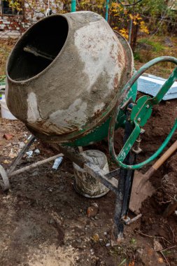 İnşaat alanındaki beton karıştırıcıda beton karışımı.