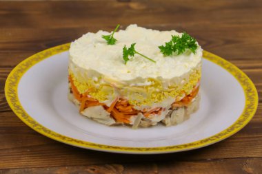 Tavuklu, havuçlu, yumurtalı, peynirli ve mayonezli lezzetli salata.