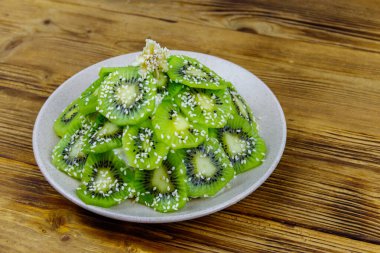 Tahta masada Noel ağacı şeklinde meyve salatası. Noel ve Yeni Yıl bayramı tatlıları için yaratıcı bir fikir. Çocuklar için komik yemek fikri.