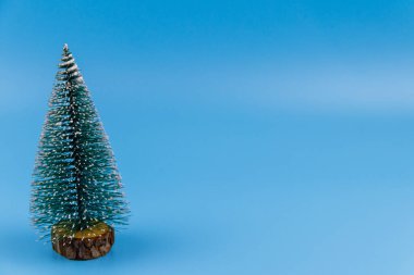 Pastel mavi arka planda Noel ağacı. Noel ya da yeni yıl konsepti. En düşük tasarım