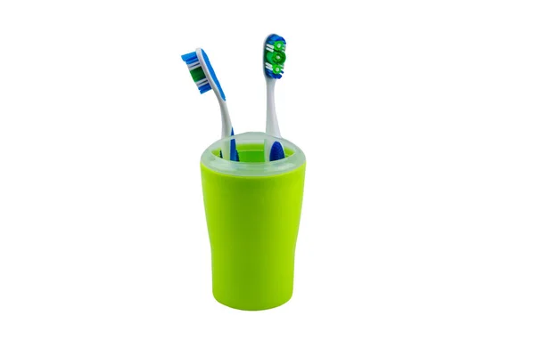 Зеленый Пластиковый Стакан Двумя Зубными Щетками Изолированы Белом Фоне — стоковое фото