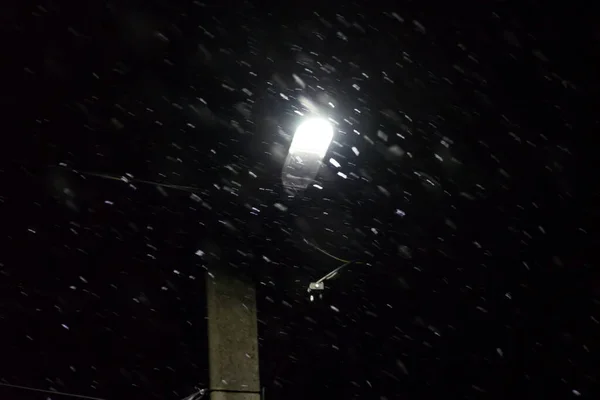 Lampione Stradale Durante Notte Invernale Durante Nevicata — Foto Stock