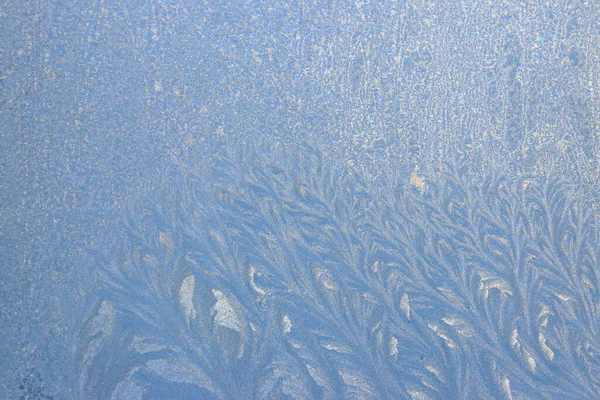 겨울에는 얼어붙은 창문에 무늬가 자연적 — 스톡 사진