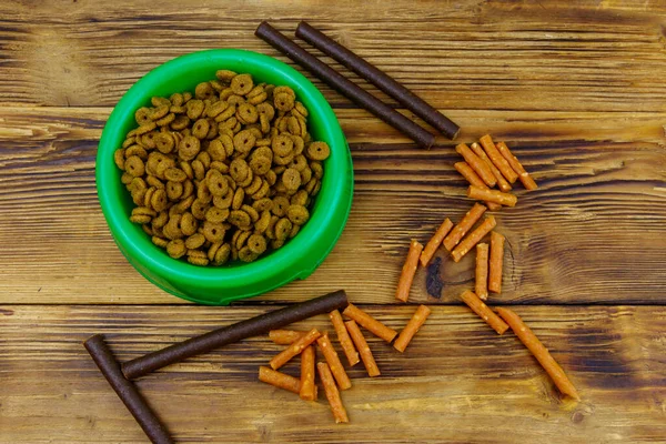 Dog Delicacy Food Feed Green Plastic Bowl Wooden Background Top — Stock Photo, Image