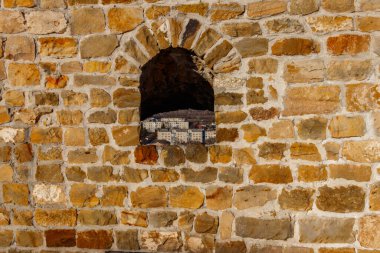 Eski taş duvarın arka planında bir boşluk var.