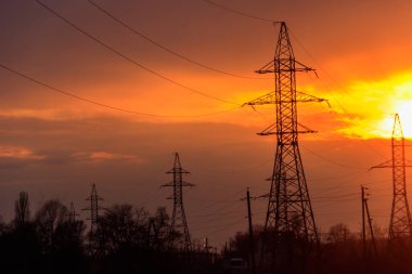 Gün batımında yüksek voltaj hattı