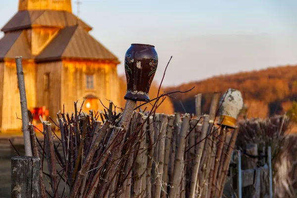 Gammal Lerkruka Ett Trästaket Ukraina Traditionell Ukrainsk Lantlig Inredning — Stockfoto