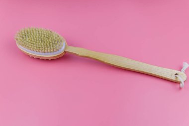 Pembe arka planda masaj fırçası