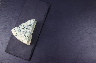 Siyah arkaplanda küflü mavi peynir. Üst görünüm, alanı kopyala