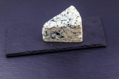 Siyah arkaplanda küflü mavi peynir