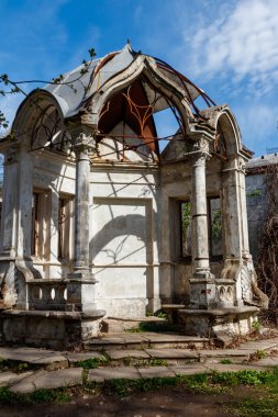 Ukrayna 'nın Kharkov bölgesindeki Sharovka Sarayı parkındaki eski çardak.