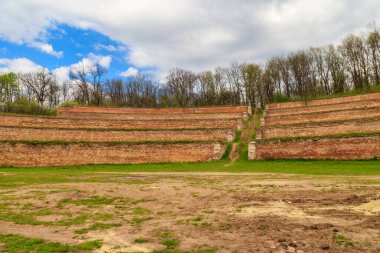 Şarkı söyleyen teraslar 19. yüzyılda inşa edilmiş ve Ukrayna 'nın Kharkiv bölgesinde tuğla duvarlarla güçlendirilmiş bahçe teraslarıdır.