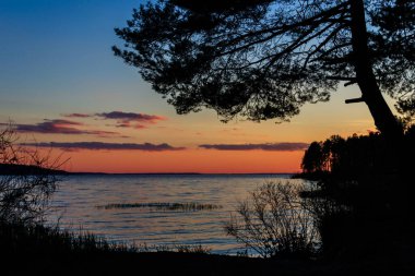 Gün batımında Dinyeper nehrinin manzarası