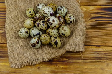 Tahta bir masada bıldırcın yumurtası. Üst görünüm