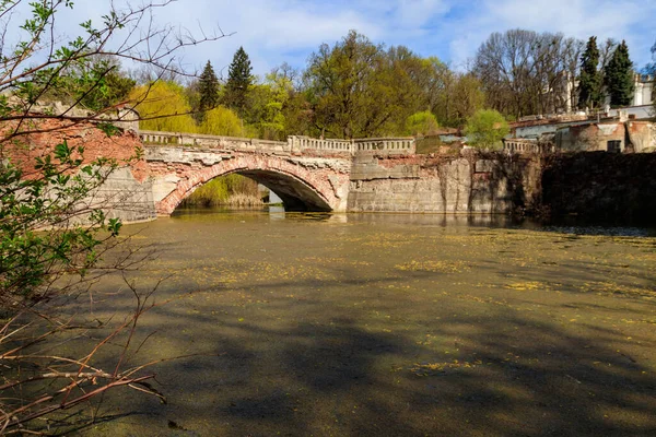 Alte Gebogene Ziegelbrücke Über Einen Teich Sharovka Palace Park Gebiet — Stockfoto