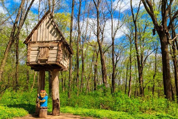 ウクライナのハリコフ地方のクラスノクーツク公園にあるババ ヤガの木造おとぎ話の家 — ストック写真